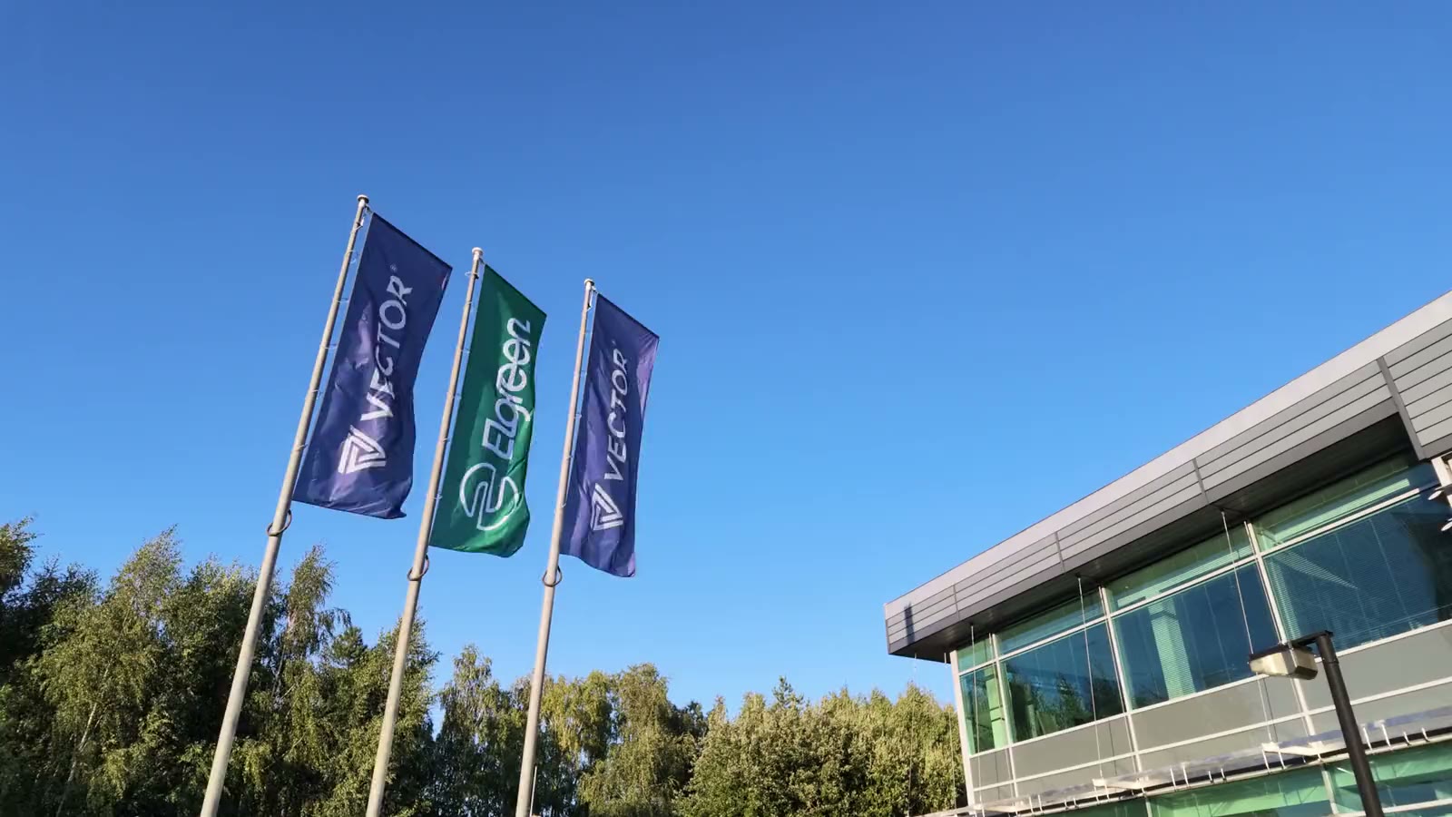 Flagi Elgreen i Vector przed nową siedzibą przy ul. Krzemowej 6 w Gdyni