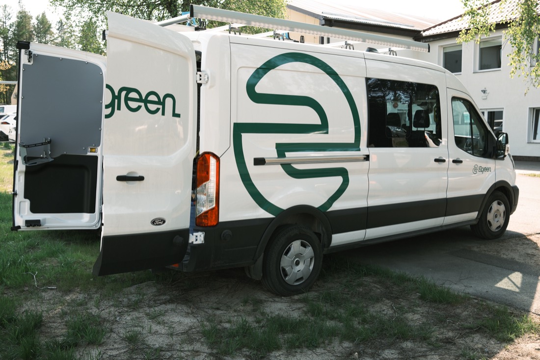 Oznakowany pojazd Elgreen na placu budowy
