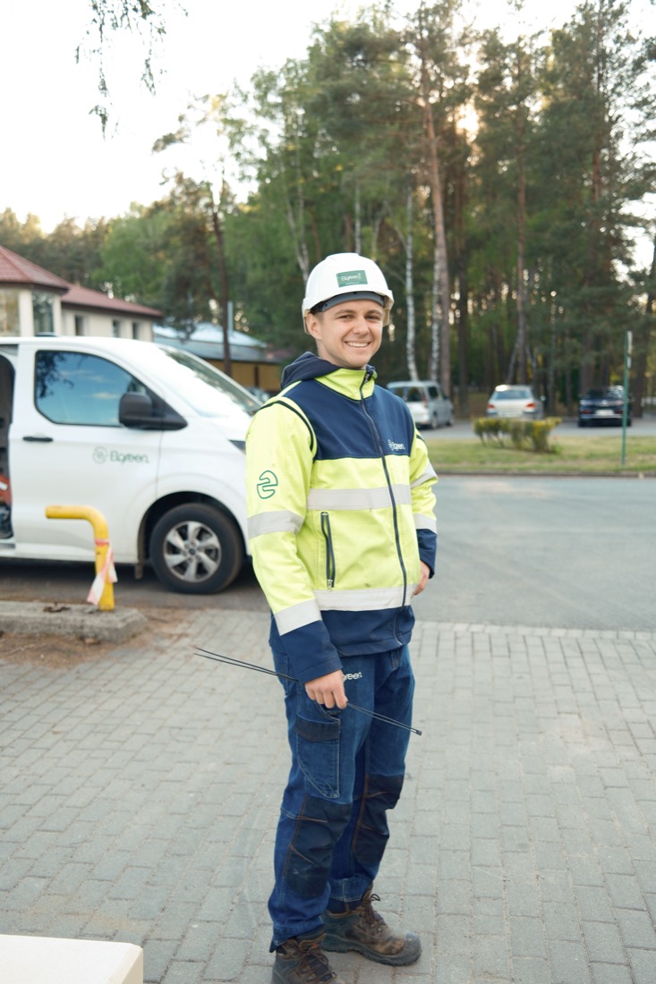 Monter Elgreen przy zrealizowanej stacji