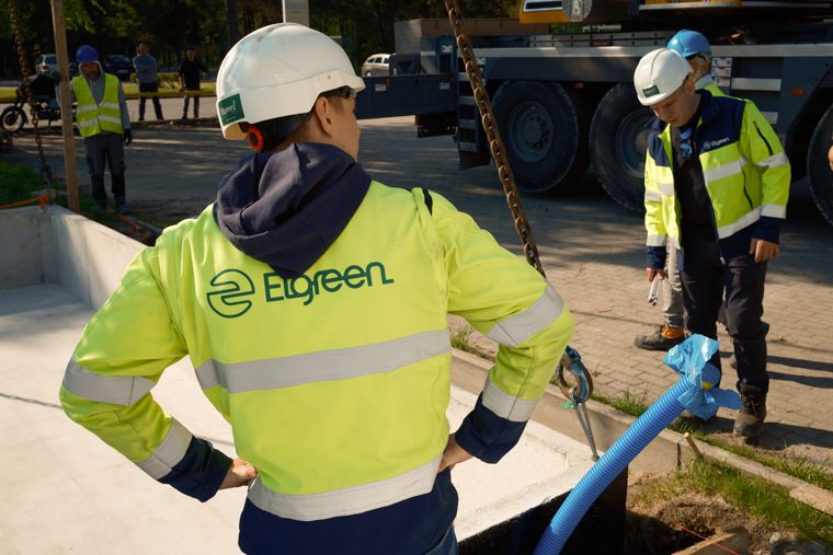 Monter Elgreen podczas prac instalacyjnych