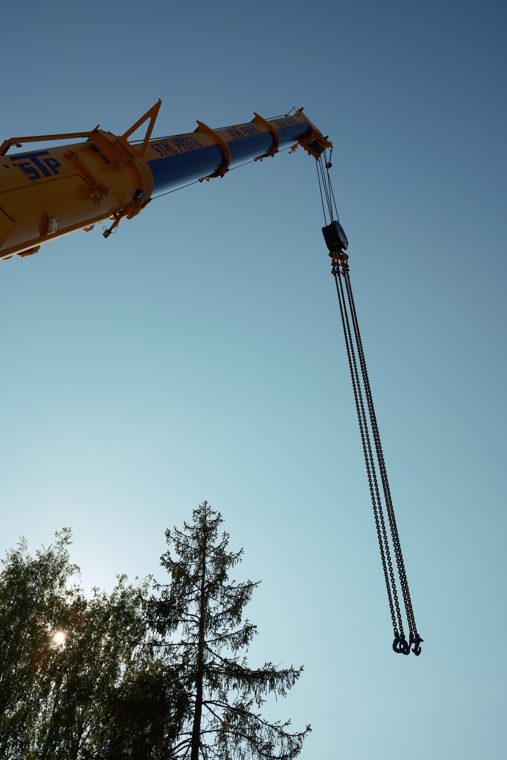 Wysięgnik dźwigu podczas rozładunku stacji