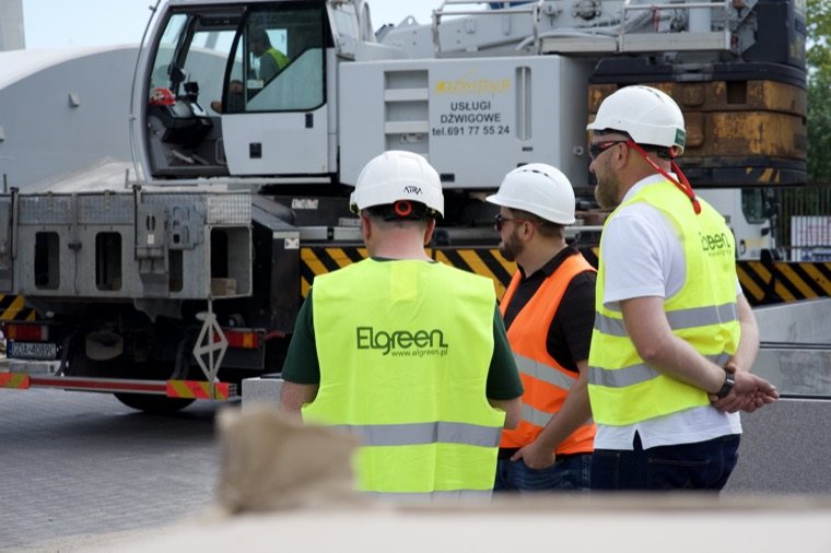 Przygotowanie do rozładunku — ekipa Elgreen przy żurawiu samojezdnym w Porcie Gdynia