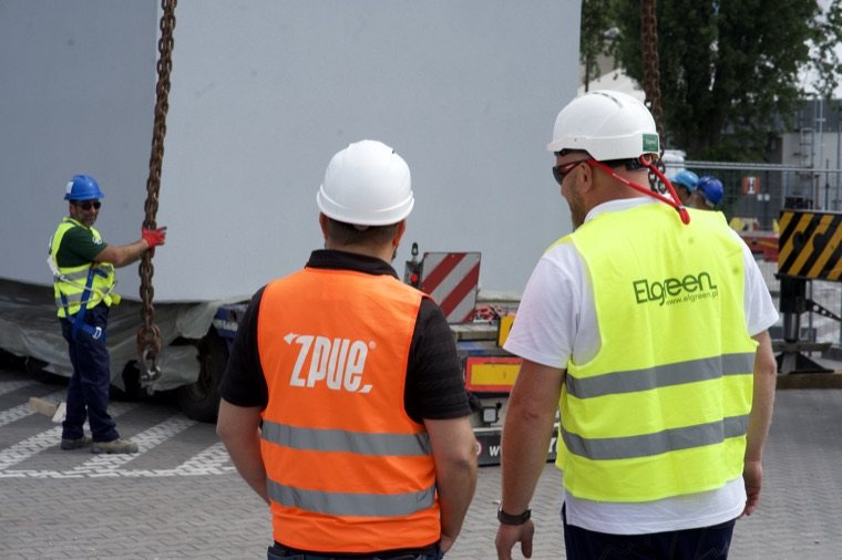 Monterzy Elgreen przy prefabrykowanym elemencie stacji, hak dźwigu gotowy do podniesienia