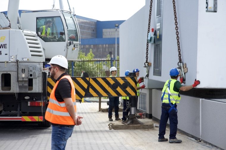 Montaż prefabrykowanej stacji transformatorowej w Porcie Gdynia — rozładunek i posadowienie dźwigiem