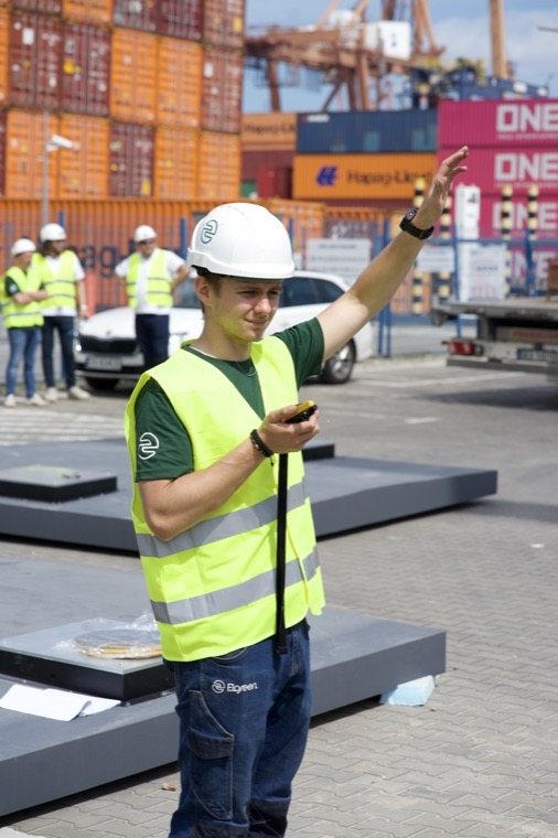 Monter Elgreen koordynuje rozładunek stacji transformatorowej w Porcie Gdynia