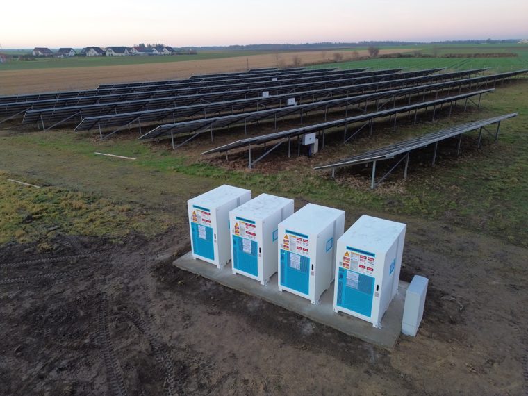 Magazyn energii i farma fotowoltaiczna — widok z lotu ptaka o zmierzchu