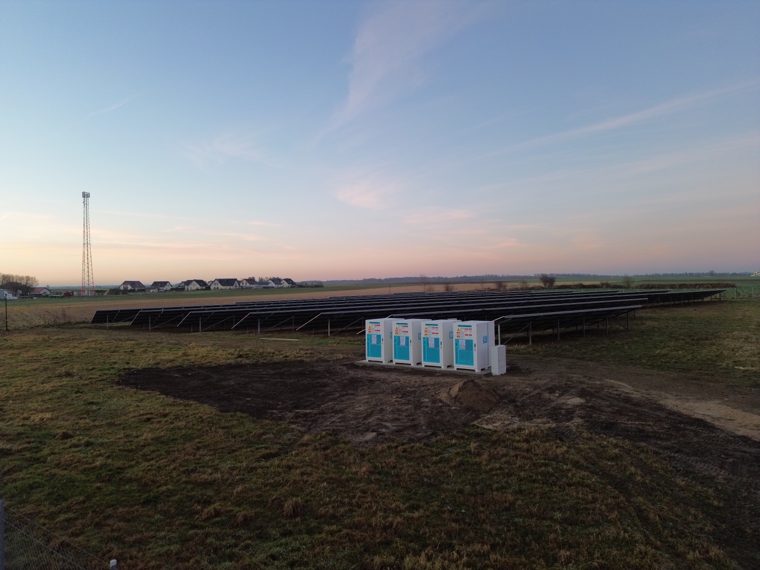 Kontenery magazynu energii na terenie instalacji — ujęcie z drona