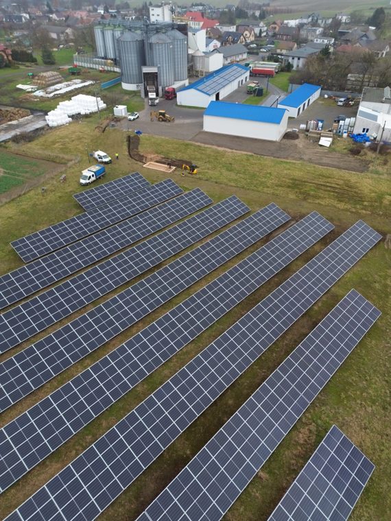 Instalacja fotowoltaiczna z zapleczem technicznym — widok z lotu ptaka