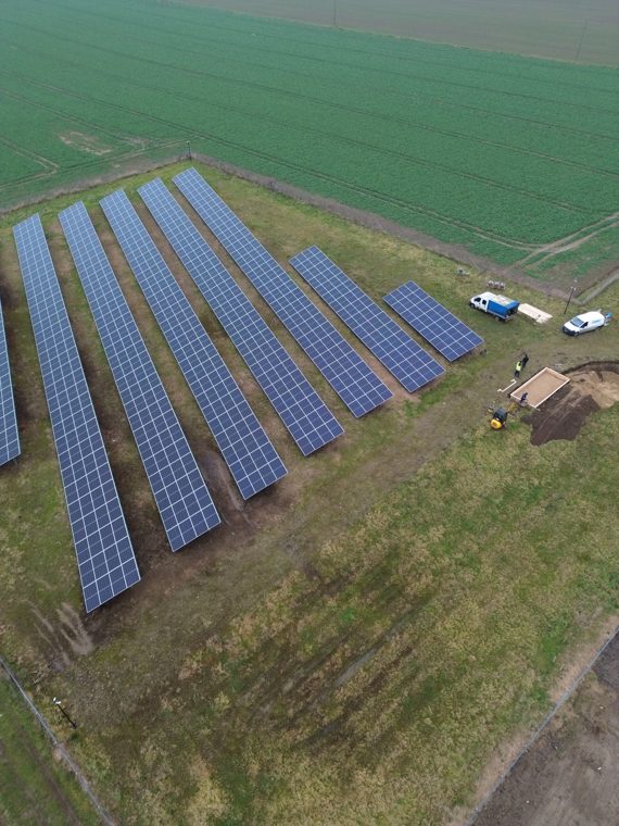 Farma fotowoltaiczna — rzędy paneli z lotu ptaka