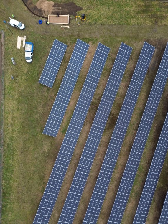 Instalacja PV i zaplecze techniczne z lotu ptaka