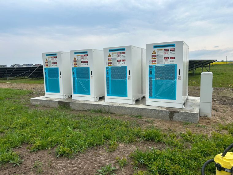 Szafy magazynu energii na terenie inwestycji Schaap-Pol