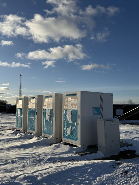 Rząd szaf magazynu energii w warunkach zimowych
