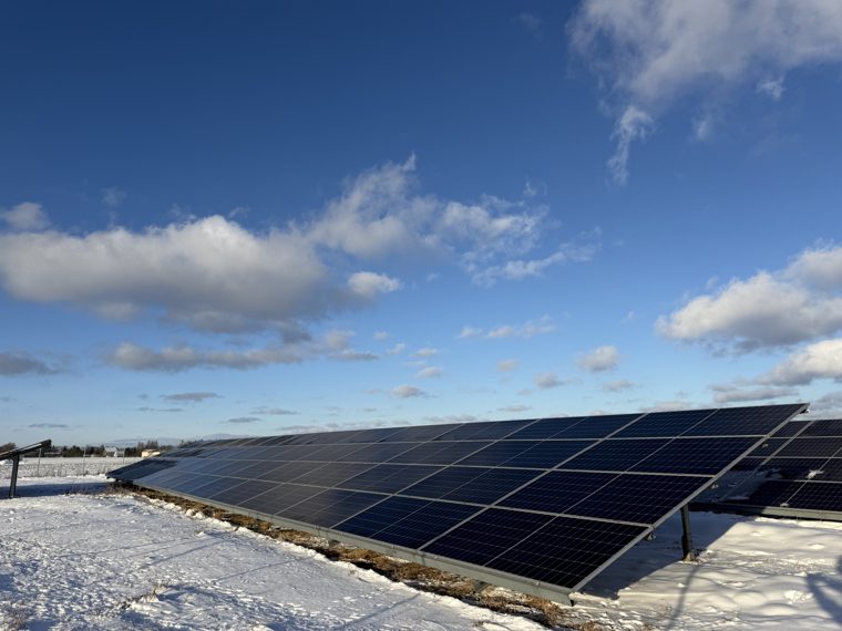 Farma fotowoltaiczna zasilająca magazyn energii